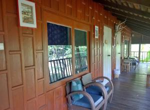 班蓬Bulunburi Resort的一间设有木镶板和窗户的客房