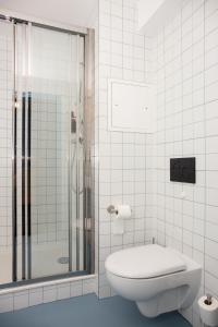 里昂Pilo Lyon的白色的浴室设有卫生间和淋浴。