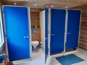 拉布雷斯Gîte de Montagne "Les Ecorces"的浴室设有蓝色门和卫生间。