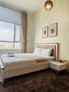 马斯喀特Abu Rakan Apartment的一间卧室设有一张大床和窗户