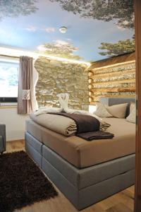 厄茨Apart Oetz的一间卧室设有石墙和一张床