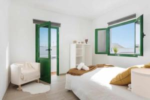 拉桑塔Brisa Del Mar的白色的卧室设有床和窗户