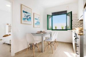 拉桑塔Brisa Del Mar的厨房配有桌椅和窗户。