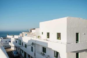 拉桑塔Brisa Del Mar的一组以海洋为背景的白色建筑