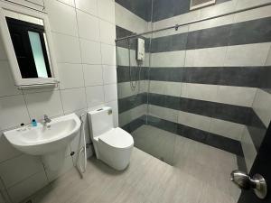 甲米镇红松之家酒店的一间带水槽、卫生间和淋浴的浴室
