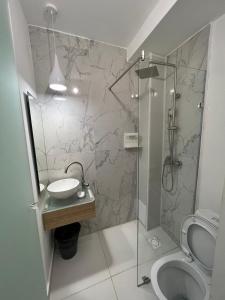 奇姆肯特TOURIST HOTEL的带淋浴、盥洗盆和卫生间的浴室