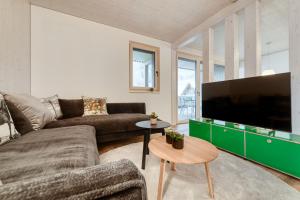 布兰德Appartement Zentral mit Panoramasauna by A-Appartments的带沙发和平面电视的客厅