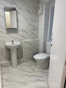 伦敦27 Argyle Square的白色的浴室设有卫生间和水槽。