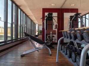 美因河畔法兰克福Mövenpick Hotel Frankfurt City Messe的一间健身房,里面设有一排跑步机
