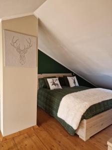 塞斯特雷Home holidays- attico arc en ciel的帐篷内一间卧室,配有一张床