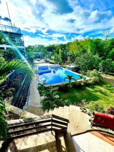 塔奈Casa de Robles Tanay Rizal的享有花园中游泳池的景致