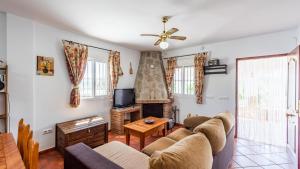 阿尔加尔Chalet Algar by Ruralidays的带沙发和壁炉的客厅