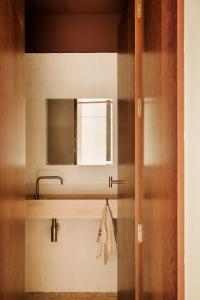 塞维利亚BOSCOS APARTMENTs的一间带水槽和镜子的浴室