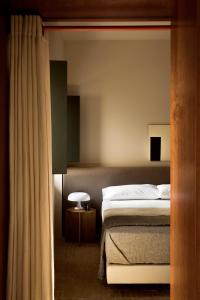 塞维利亚BOSCOS APARTMENTs的一间卧室配有床和窗帘