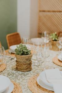 洛格罗尼奥Natural Stay Apartamentos PassivHaus的桌子上放有盘子和玻璃杯,上面放有植物