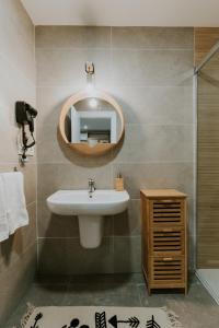 洛格罗尼奥Natural Stay Apartamentos PassivHaus的一间带水槽和镜子的浴室