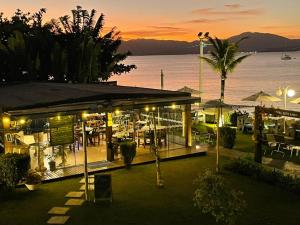 弗洛里亚诺波利斯塞特哈斯酒店的晚上享有水景的餐厅