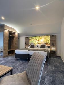 Heimbuchenthal克里斯特尔酒店的一间卧室配有一张特大号床和一台电视