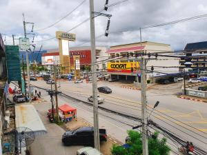 尖竹汶Phakdee Place的享有街道和汽车及建筑的景色