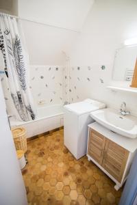 圣雷热雷梅累兹Les Campanules的浴室配有盥洗盆、卫生间和浴缸。