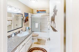 凯彻姆Sun Valley Hideaway的一间带水槽、卫生间和镜子的浴室