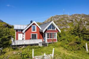 SundSharming cabin in Sund的山边的红色房子