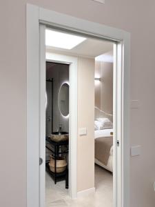 米兰Fiera Milano City Apartment的一间卧室配有一张床和镜子