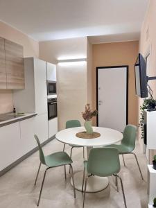 米兰Fiera Milano City Apartment的一间厨房,里面配有桌椅