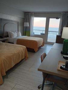 弗吉尼亚海滩海滨套房品质酒店的酒店客房设有两张床和一个阳台。