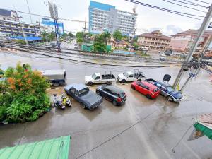 尖竹汶Phakdee Place的停在停车场的一群汽车