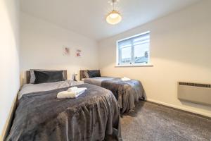 Luxury 2 Bed Apartment Stansted Airport Bishops Stortford客房内的一张或多张床位