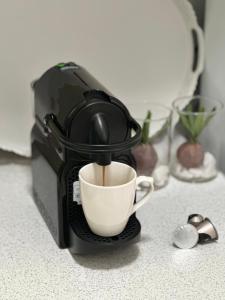 卡拉马塔Magnolia - Apartment in Kalamata的咖啡壶是冲泡咖啡的