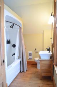 蒙克顿Magnetic Hill Winery的带浴缸、盥洗盆和卫生间的浴室