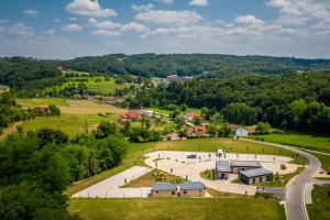 GrabrovnikWine Camp Hažić的享有小镇空中景观和道路