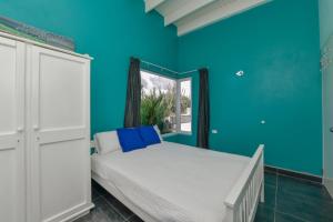 Santa CruzA Serene Retreat with Modern Amenities的蓝色的卧室设有床和窗户