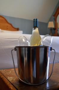 蒙克顿Magnetic Hill Winery的桌子上桶装的一瓶葡萄酒
