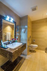 利雅德Erfad Hotel - Riyadh的一间带大型大理石盥洗盆和卫生间的浴室