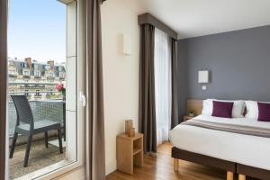 巴黎馨乐庭巴黎马莱巴士底狱酒店的一间卧室设有一张床和一个阳台