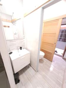 Tilly-sur-SeullesBeau chalet 6 personnes avec Jacuzzi的浴室配有白色水槽和卫生间。