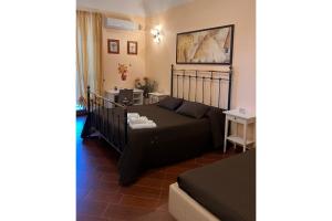 巴里Airport Rooms - Bari的客厅配有沙发和1张床