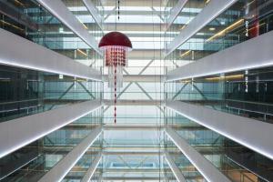 里斯本米瑞亚德SANA酒店的玻璃建筑,天花板上挂着篮球