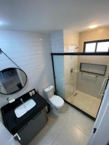 嘎林海斯港Flat Premium No Centro的浴室配有卫生间、盥洗盆和淋浴。