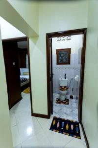 坎帕拉The Mbuya Residence的带镜子的客房内浴室设有卫生间