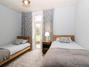 伯恩茅斯Molly's Place的一间卧室设有两张床和窗户。