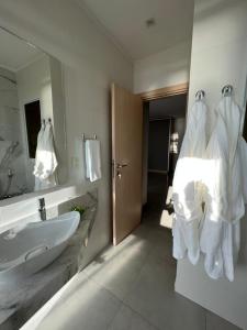 恩卡纳西翁25 homeApart的一间带水槽和镜子的浴室