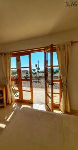 洛斯拉甘斯艾尔格兰维洛酒店的客房设有可欣赏沙漠景色的窗户。