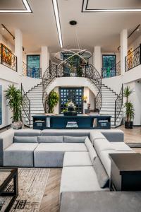 艾德亚耶拉西Çathan Art Hotel的带沙发和楼梯的客厅