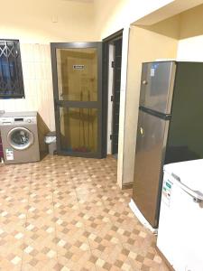 希登盖莱CC House的厨房配有冰箱和洗衣机。
