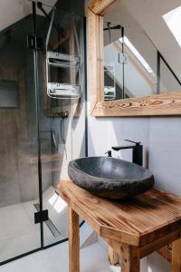 斯祖贝莱克Challet Tonka的木桌上设有石制水槽的浴室
