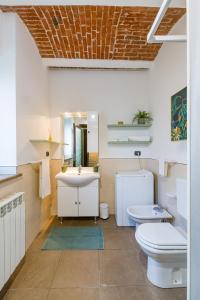 圣莫里吉奥卡瓦纳斯Cascina 6b的一间带水槽、卫生间和镜子的浴室